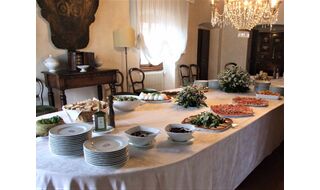 トスカーナの古城でキャンティ・ワインとチーズの午餐会